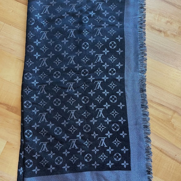 Louis Vuitton Monogram Shine Shawl - Picture 6 of 10